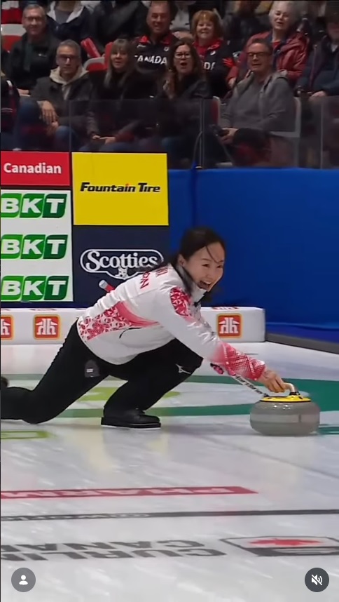 “くるくるショット”その４（WORLD CURLINGのインスタグラムから）
