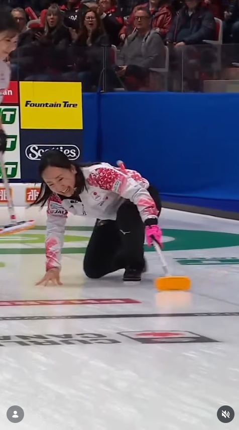 “くるくるショット”その６（WORLD CURLINGのインスタグラムから）