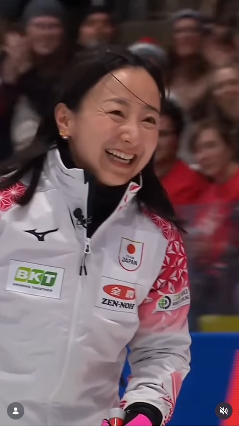 “くるくるショット”で笑顔の藤沢五月（WORLD CURLINGのインスタグラムから）