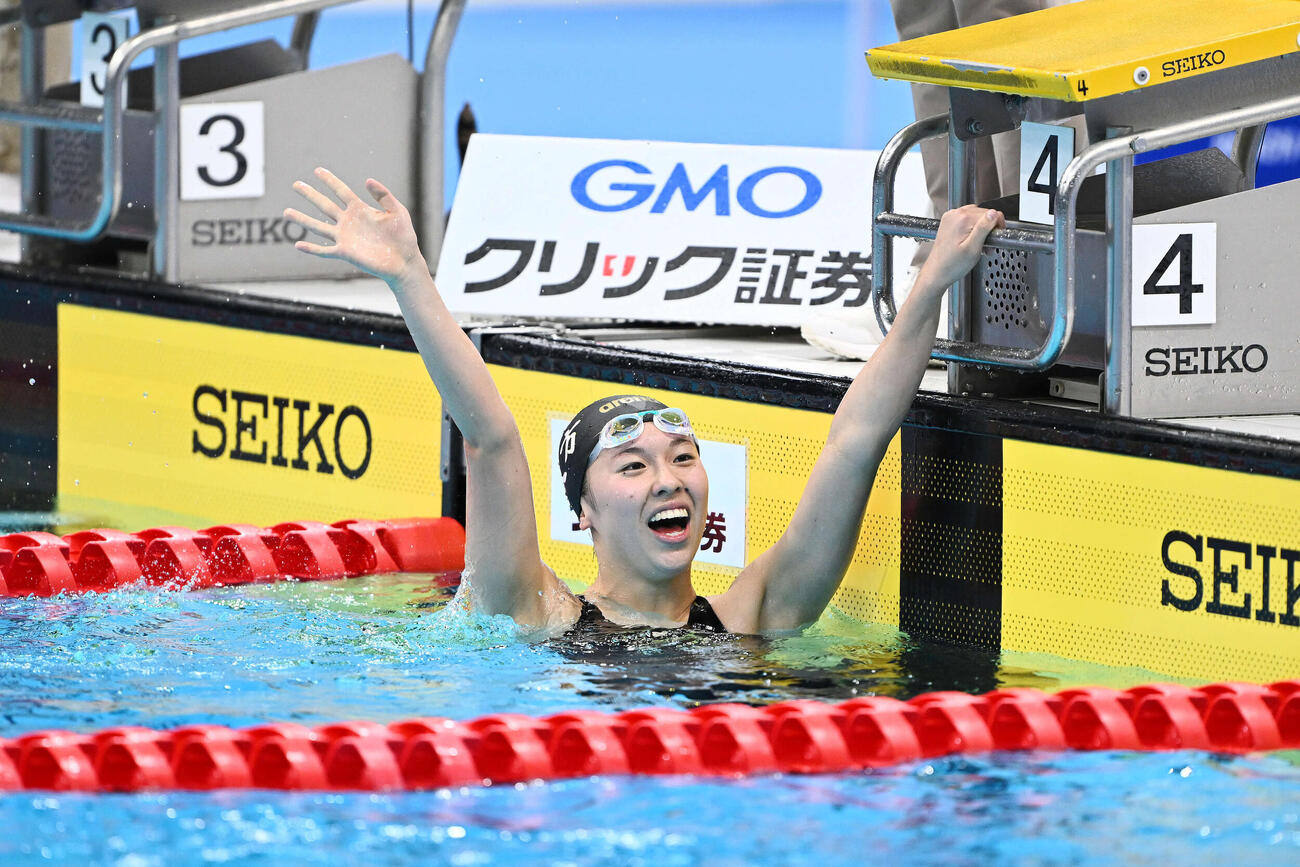 女子800メートル自由形で日本新記録を達成し喜ぶ梶本一（撮影・滝沢徹郎）
