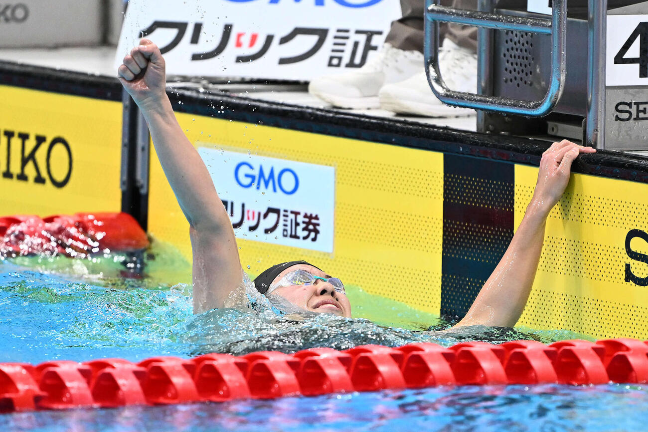 女子800メートル自由形で日本新記録を達成しガッツポーズする梶本一（撮影・滝沢徹郎）