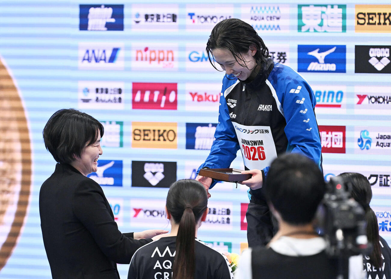女子800メートル自由形で日本新記録を達成した梶本一（右）は柴田さんから表彰される（撮影・滝沢徹郎）