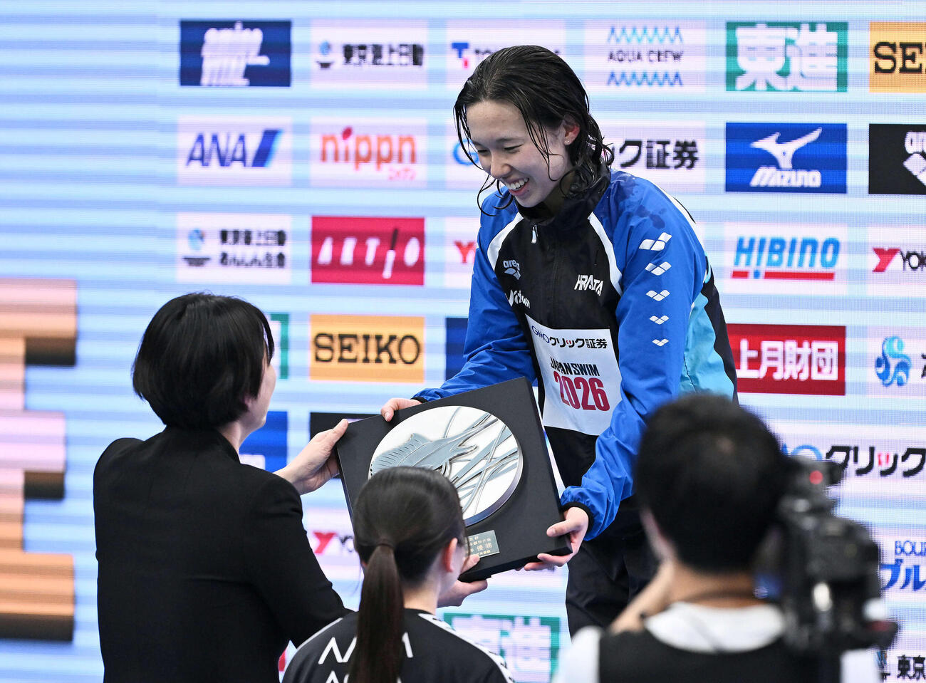 女子800メートル自由形で日本新記録を達成した梶本一（右）は柴田さんから表彰される（撮影・滝沢徹郎）