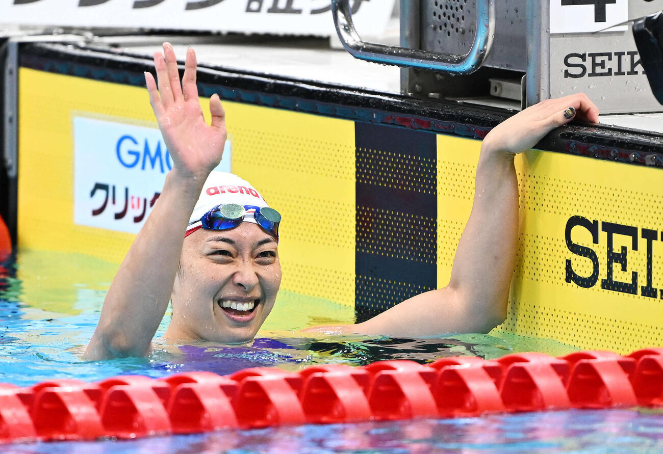 女子50メートル平泳ぎで優勝を決めスタンド席に手を振る鈴木（撮影・滝沢徹郎）