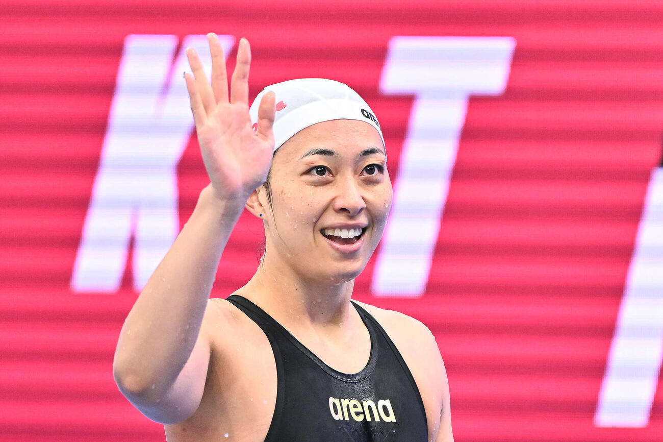 女子50メートル平泳ぎ予選を終え手を振る鈴木（撮影・滝沢徹郎）
