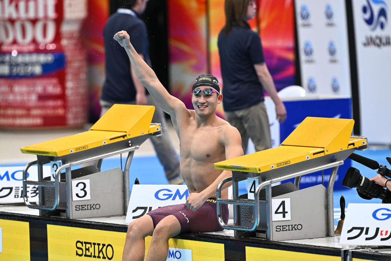 男子1500メートル自由形で日本新記録をで優勝しガッツポーズする田渕（撮影・滝沢徹郎）
