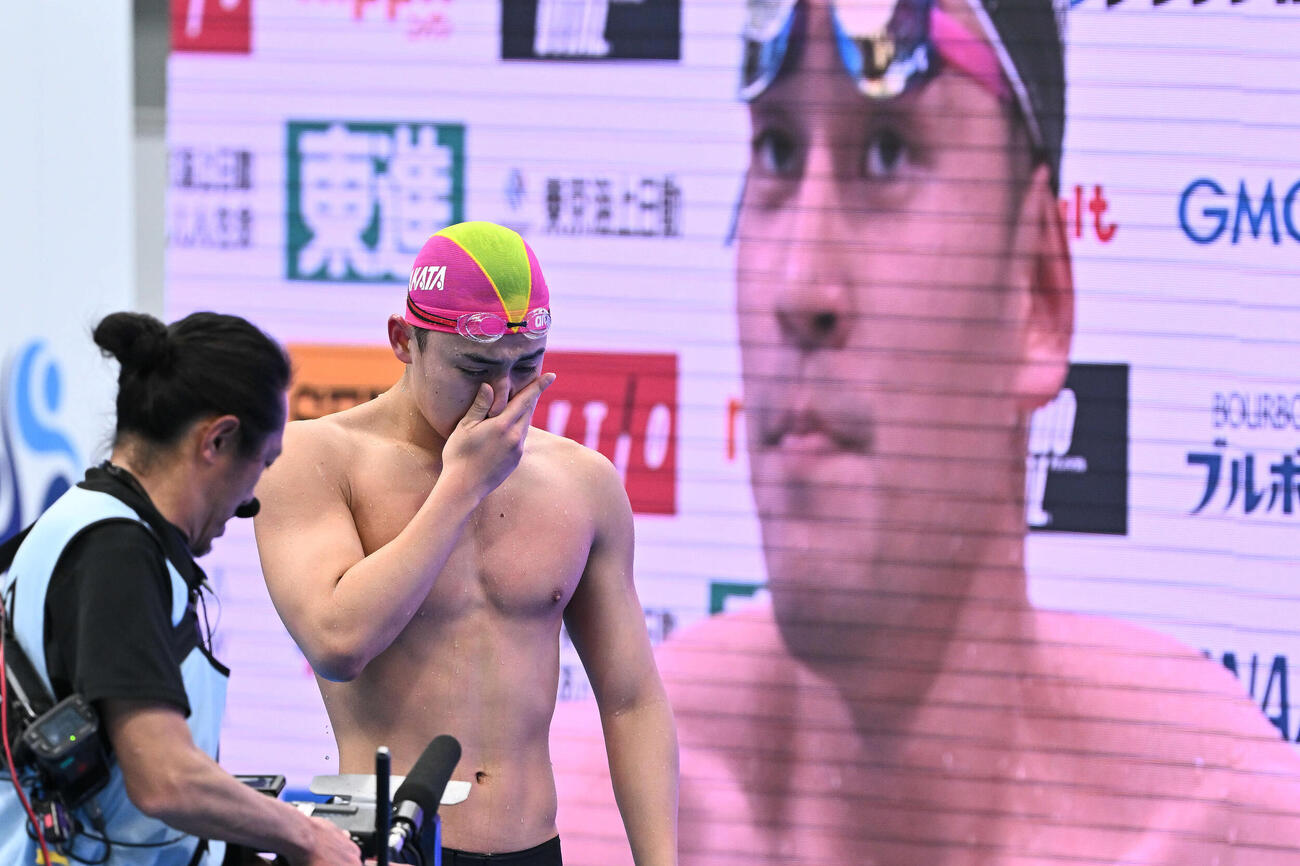男子1500メートル自由形で2位となり涙を流す今福（撮影・滝沢徹郎）