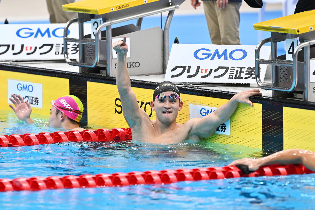 男子1500メートル自由形で日本新記録で優勝した田渕はスタンド席にポーズを決める（撮影・滝沢徹郎）