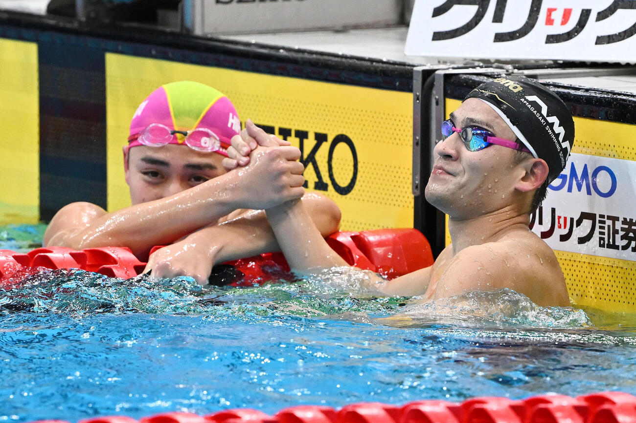 男子1500メートル自由形で日本新記録で優勝した田渕（右）は今福と握手を交わす（撮影・滝沢徹郎）