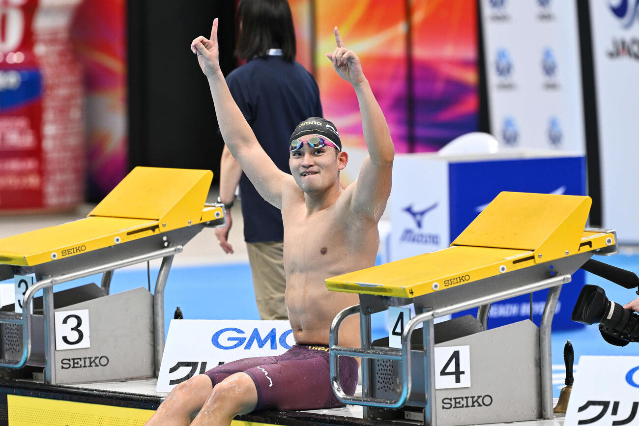 男子1500メートル自由形で日本新記録で優勝しポーズを決める田渕（撮影・滝沢徹郎）