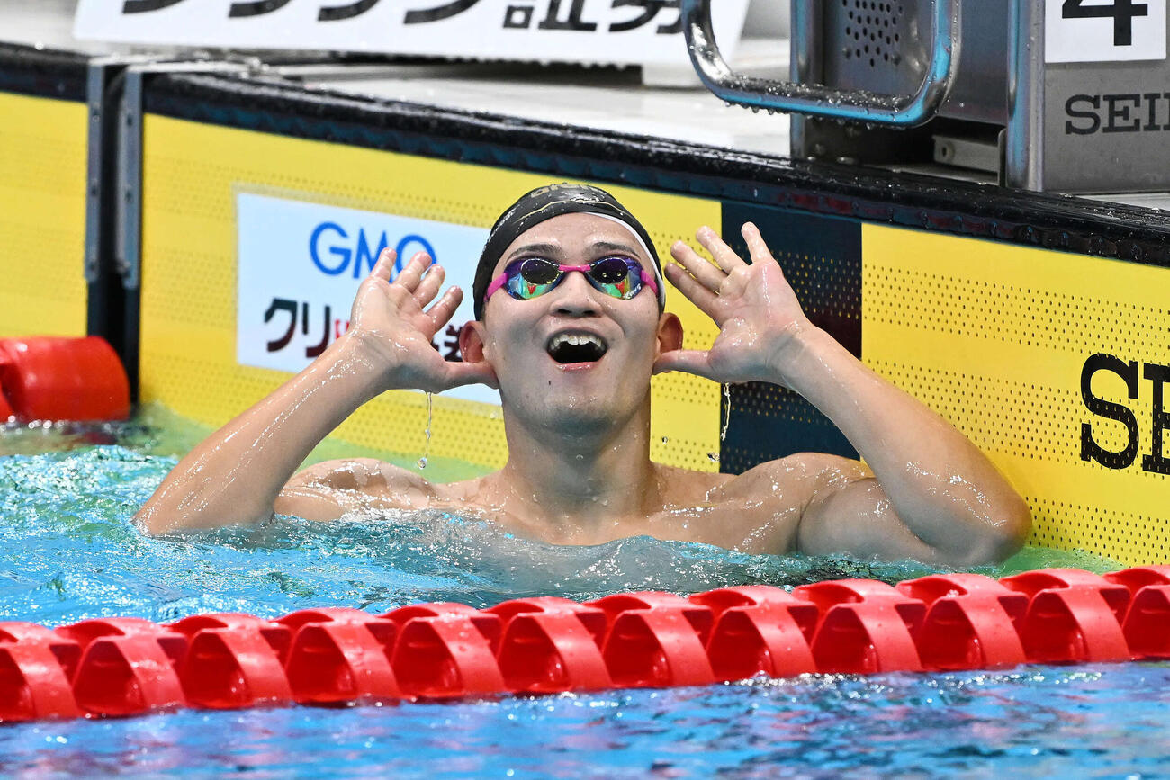 男子1500メートル自由形で日本新記録で優勝した田渕はスタンド席の応援団に祝福を求める（撮影・滝沢徹郎）