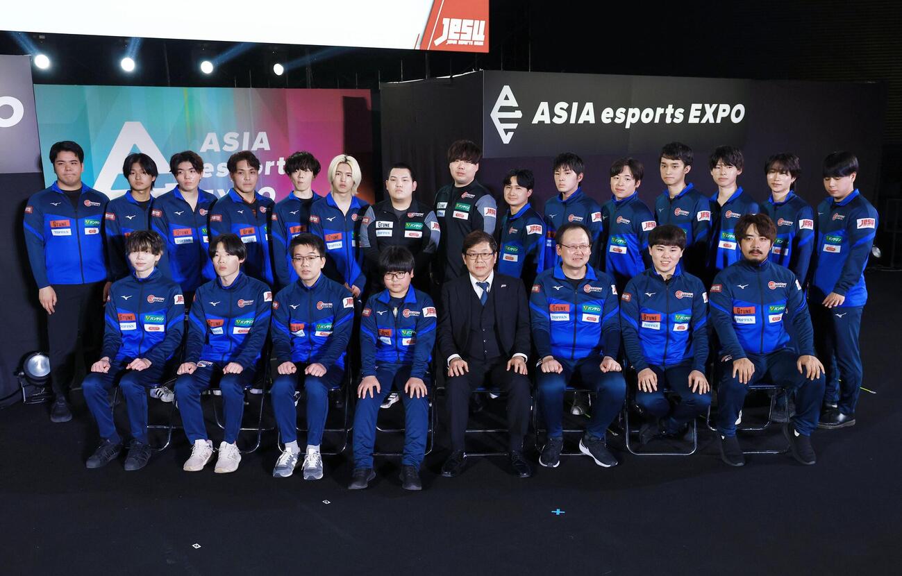 eスポーツの日本代表に選ばれ、集合写真に納まる選手ら＝22日、愛知県国際展示場(共同)