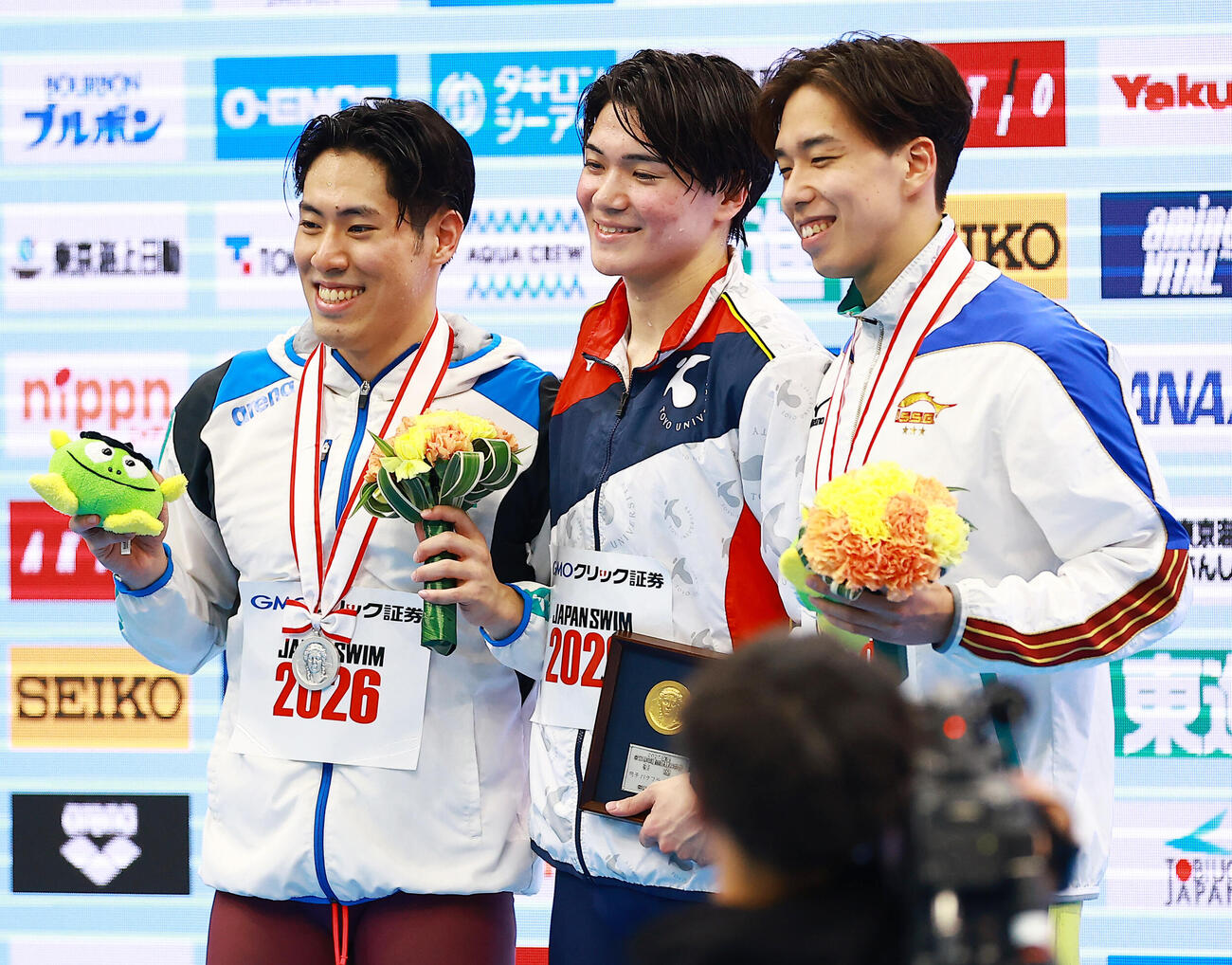 男子200メートルバタフライで優勝した松下（中央）は、2位の本多（左）、3位の上川畑と喜ぶ（撮影・野上伸悟）