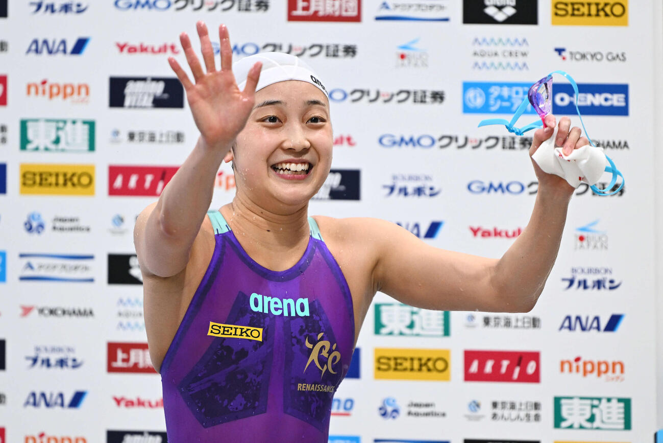 女子400メートル個人メドレーで優勝した成田はスタンド席に手を振る（撮影・滝沢徹郎）