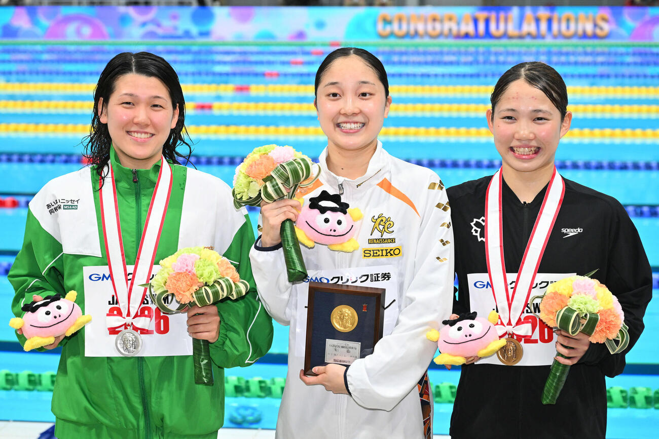 子400メートル個人メドレーで優勝し記念撮影する成田（中央）。左は2位の小堀と3位の鈴木（撮影・滝沢徹郎）