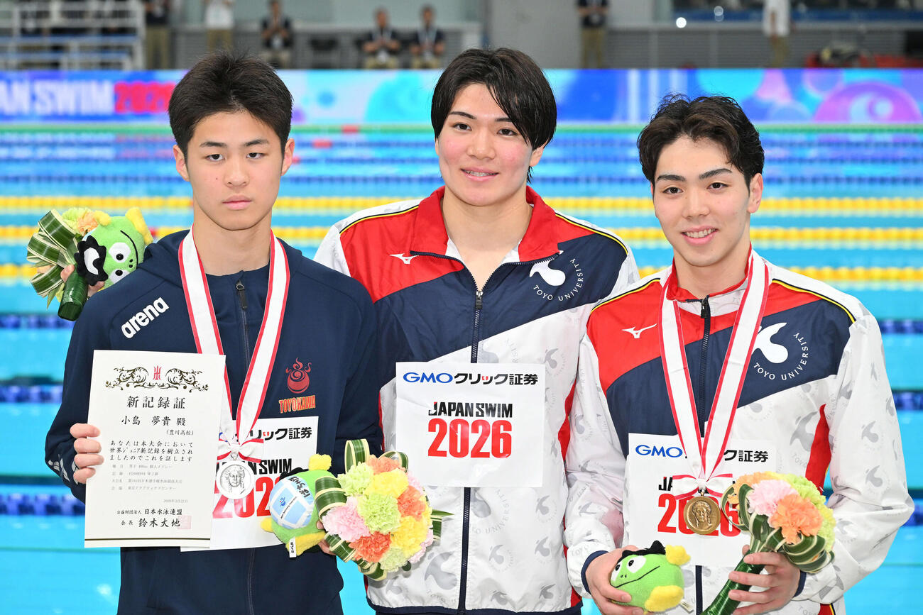 男子400メートル個人メドレーで優勝し記念撮影する松下（中央）。左は2位の小島と3位の西川（撮影・滝沢徹郎）