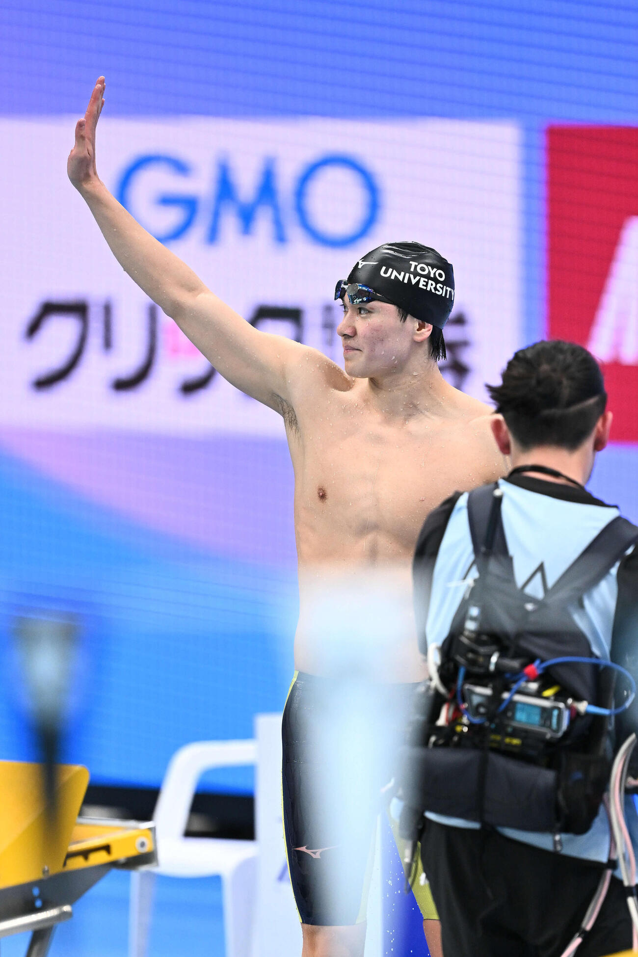 男子400メートル個人メドレーで優勝を決めスタンド席に手を振る松下（撮影・滝沢徹郎）