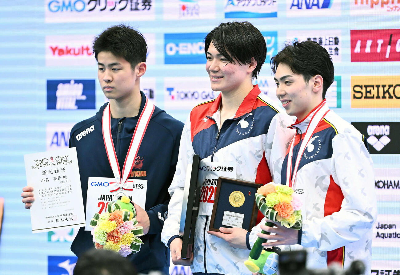 男子400メートル個人メドレーで優勝し記念撮影する松下（中央）。左は2位の小島と3位の西川（撮影・滝沢徹郎）