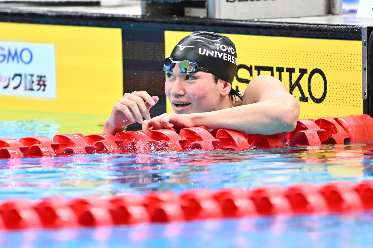男子400メートル個人メドレー予選を終え掲示板を見る松下（撮影・滝沢徹郎）