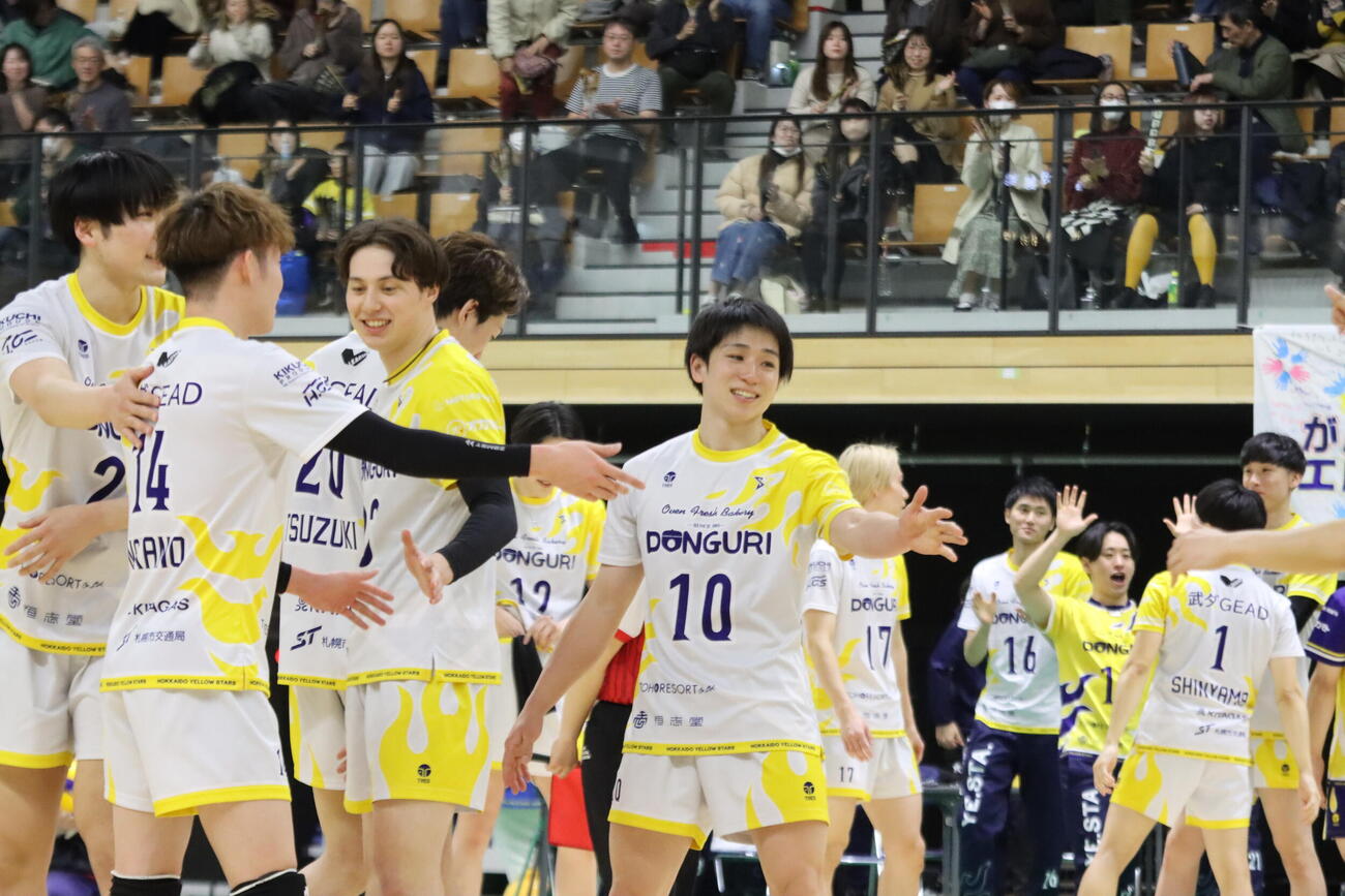 勝利して喜ぶ北海道イエロースターズの選手ら。中央は最後の得点を決めた山田（撮影・保坂果那）