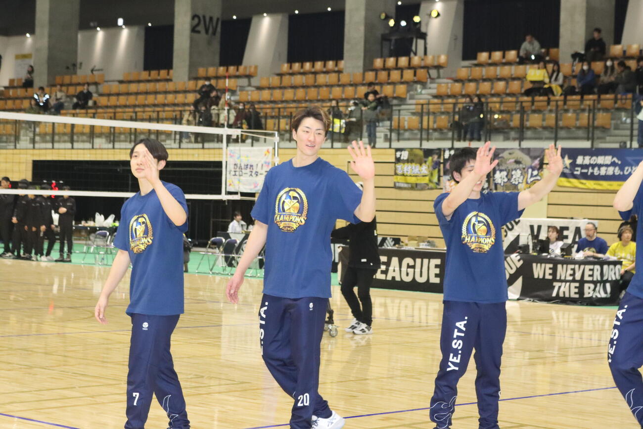 チーム最多の合計19得点を挙げた都築（中央）は観客に手を振る（撮影・保坂果那）