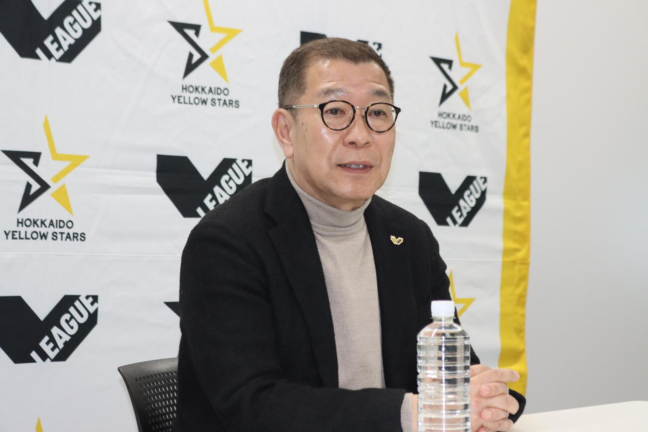 北海道YSのホーム埼玉A戦に来場し、取材に対応するSVリーグ大河チェアマン（撮影・保坂果那）