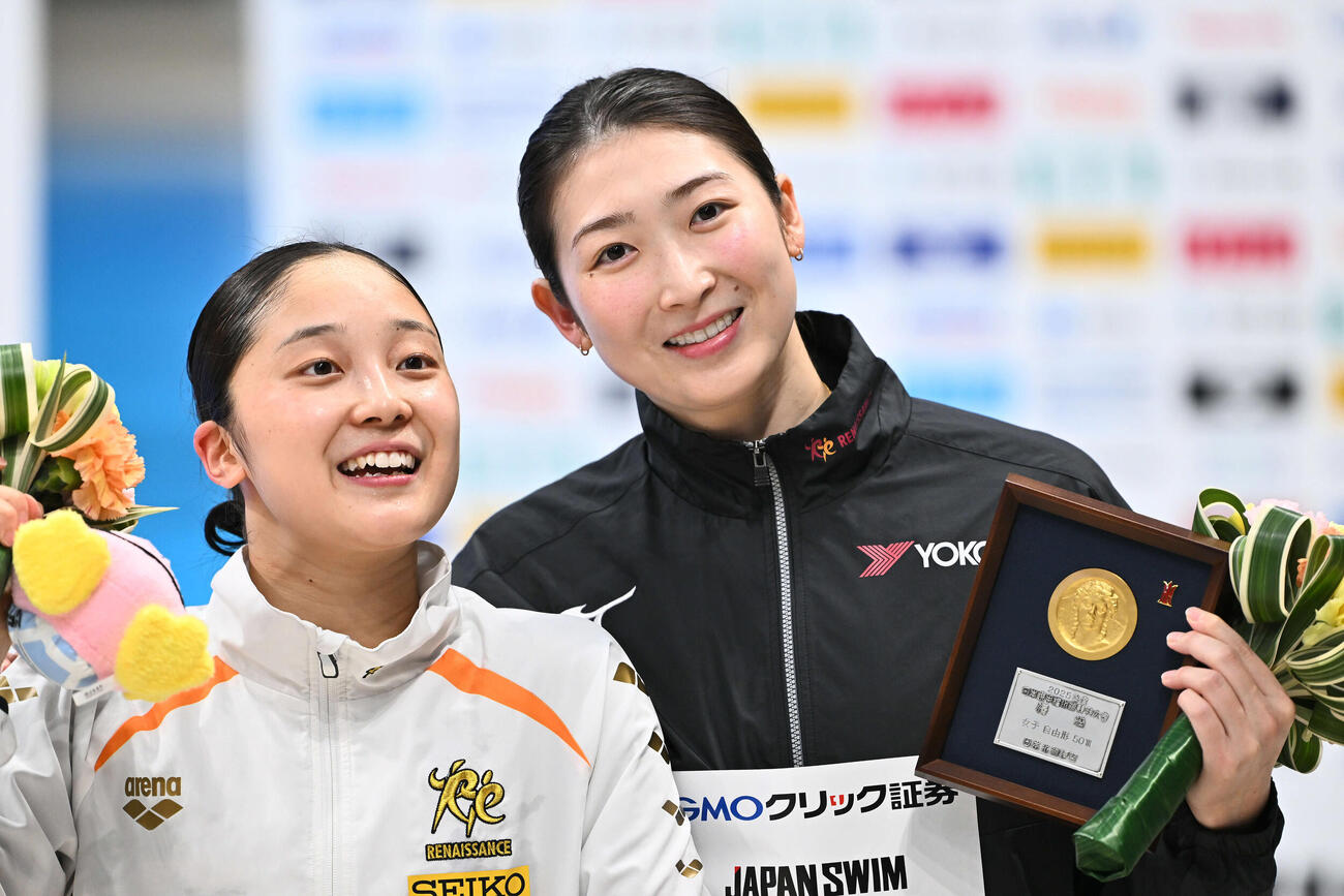 試合後、記念撮影する池江（右）と成田（撮影・滝沢徹郎）