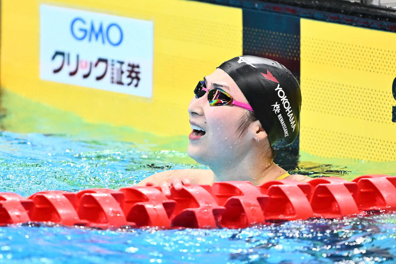 女子50メートル自由形決勝で優勝し掲示板を見る池江（撮影・滝沢徹郎）