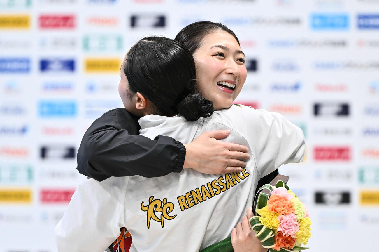 女子50メートル自由形で優勝した池江（右）は女子400メートル個人メドレーで優勝した成田と抱き合って喜ぶ（撮影・滝沢徹郎）