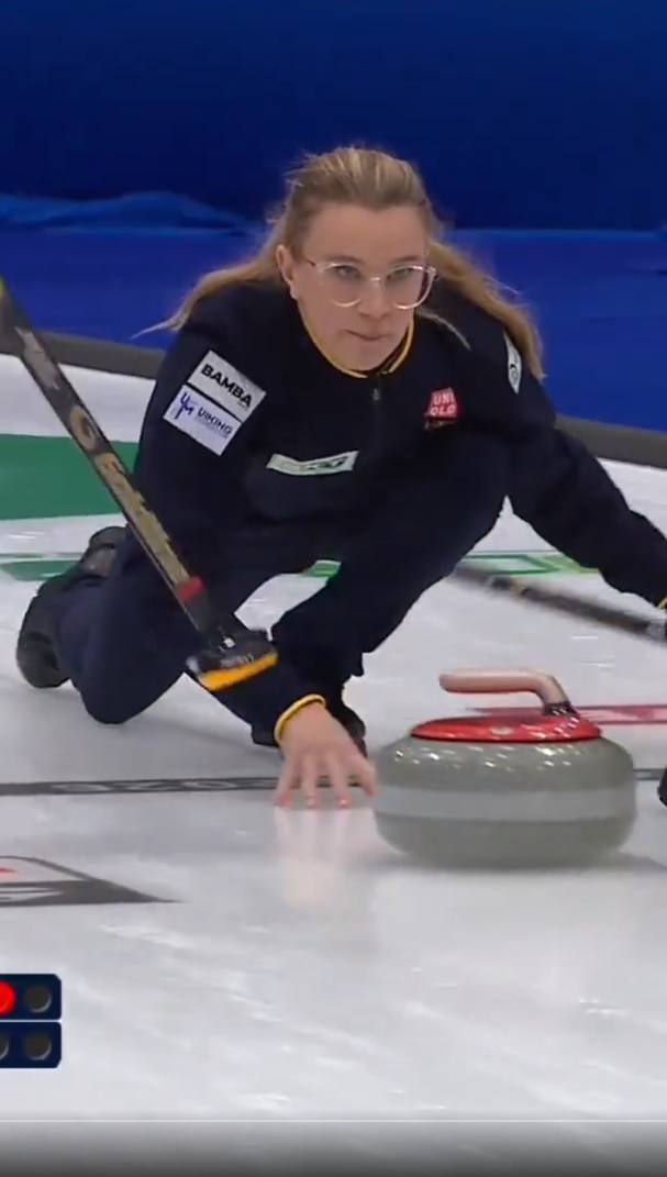 大量5得点を決めた第8Eのスウェーデン・スキップの一投（WORLD CURLINGのインスタグラムから）