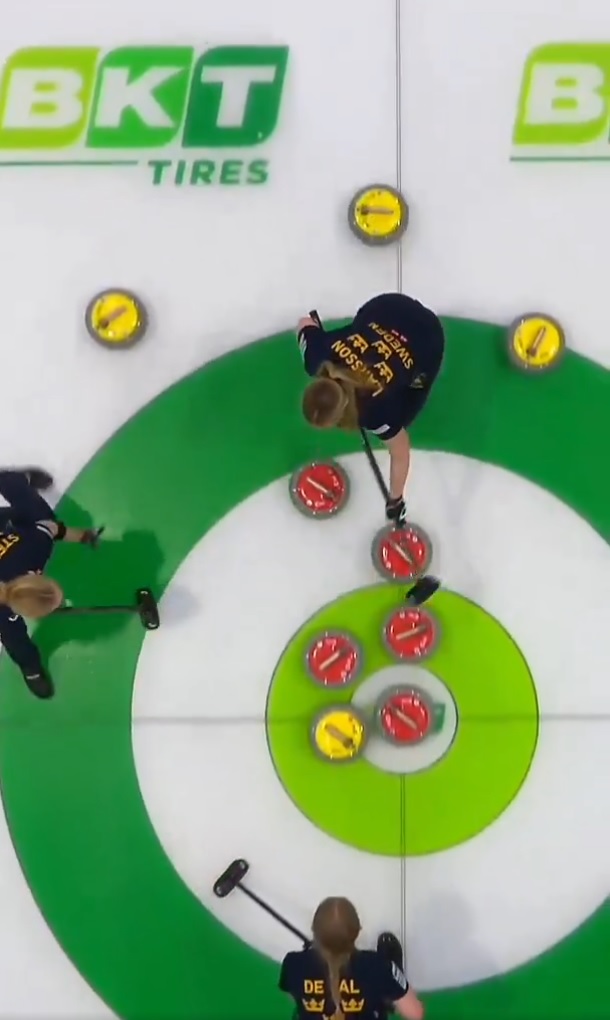 大量5得点を決めた第8Eのスウェーデン・スキップの一投（WORLD CURLINGのインスタグラムから）