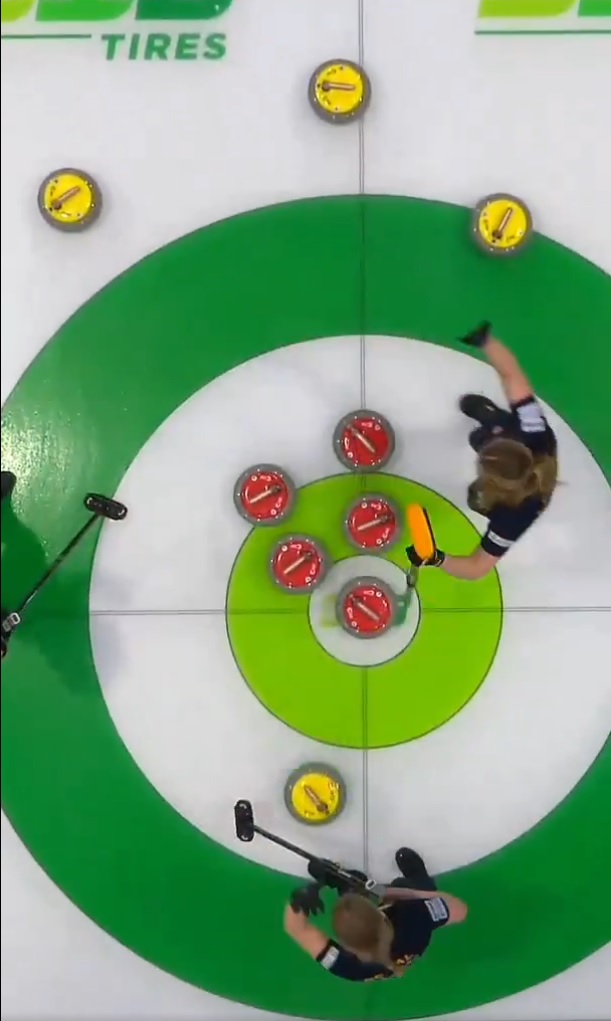 大量5得点を決めた第8Eのスウェーデン・スキップの一投（WORLD CURLINGのインスタグラムから）