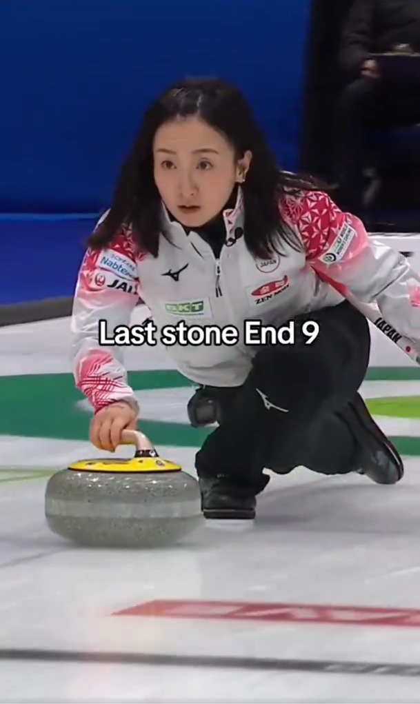 ゲーム最終投に入る藤沢五月（WORLD CURLINGのインスタグラムから）