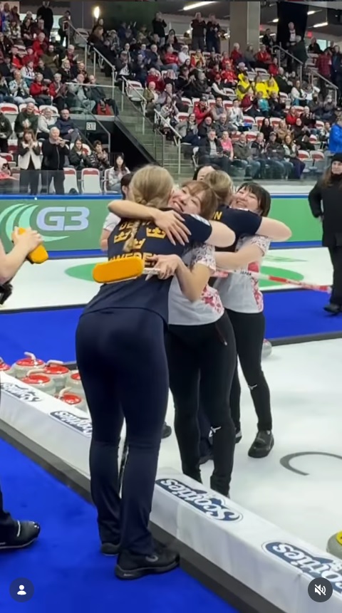 日本がコンシードし、抱き合う両チームの選手たち（WORLD CURLINGのインスタグラムから）