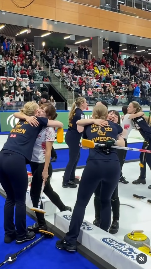 日本がコンシードし、抱き合う両チームの選手たち（WORLD CURLINGのインスタグラムから）