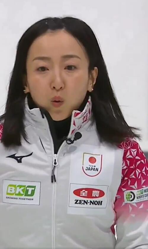 ゲーム最終投の行方を見守る藤沢五月（WORLD CURLINGのインスタグラムから）