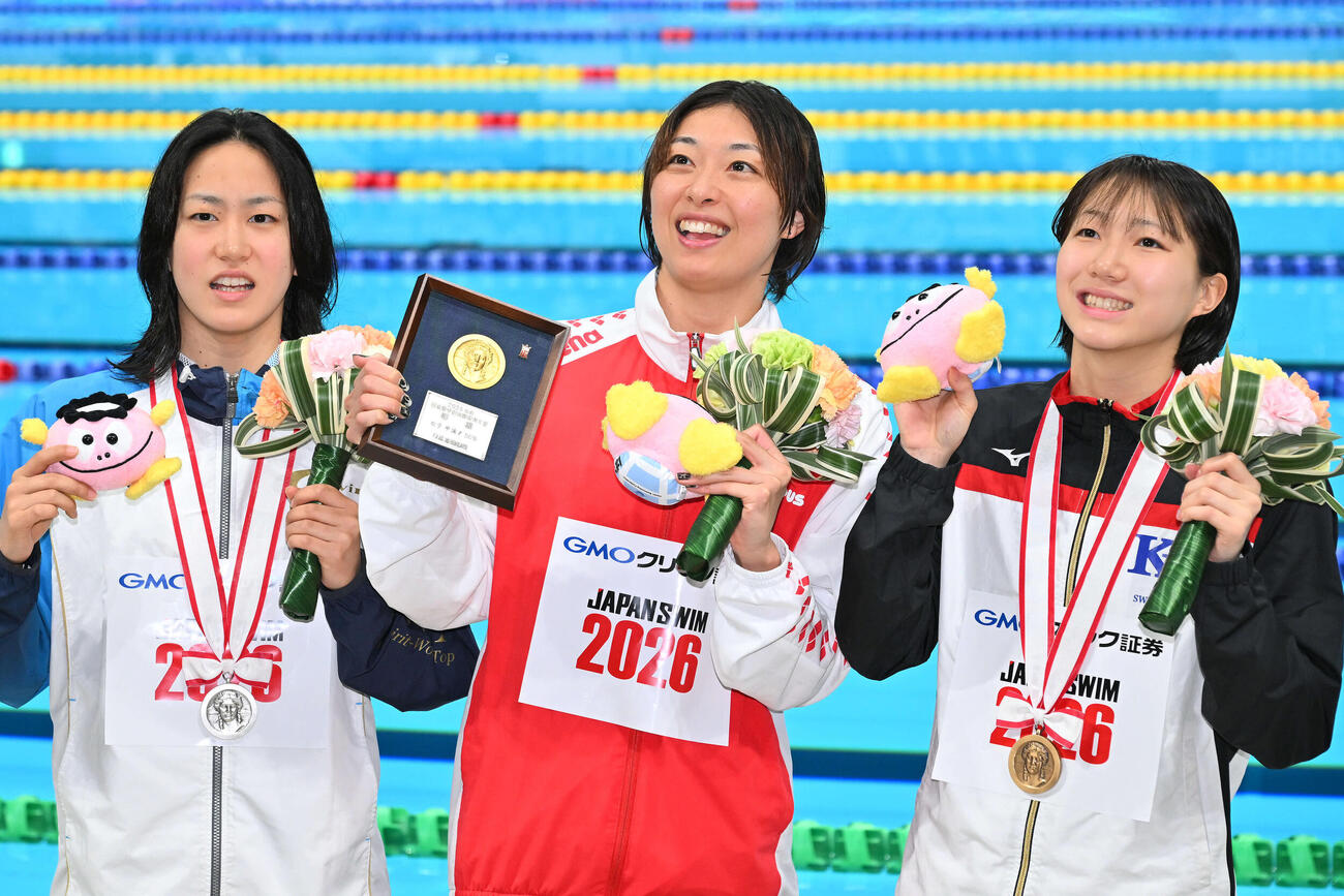 女子50メートル平泳ぎで優勝し記念撮影する鈴木（中央）。左は2位の加藤と3位の小畠（撮影・滝沢徹郎）