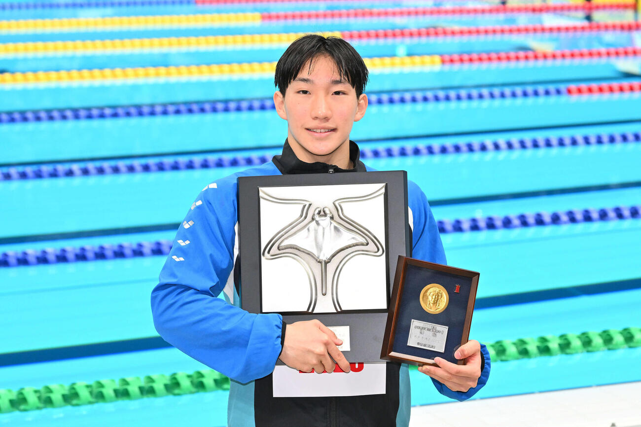 男子200メートル平泳ぎで世界ジュニア新記録の好記録で優勝した大橋は記念の北島杯を手に写真に納まる（撮影・滝沢徹郎）