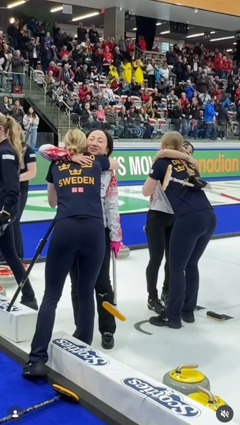 第9E、日本がコンシードし、スウェーデン選手と抱き合う藤沢五月（WORLD CURLINGのインスタグラムから）