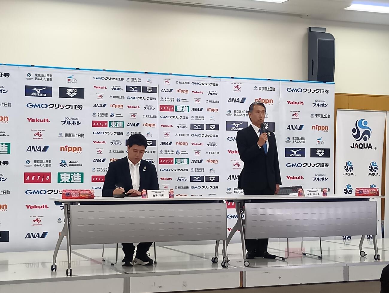 競泳の日本代表発表会見に登壇した倉沢委員長（左）と金子副会長（撮影・泉光太郎）