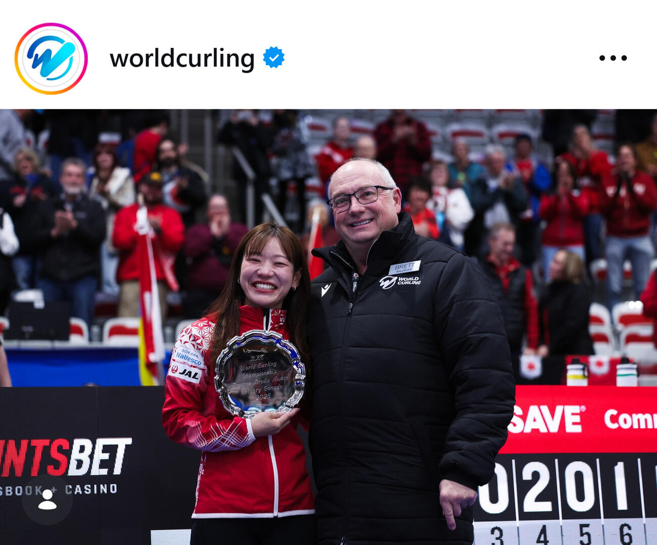 フランシス・ブロディ賞を受賞した吉田知那美（世界カーリング連盟の公式インスタグラムから）