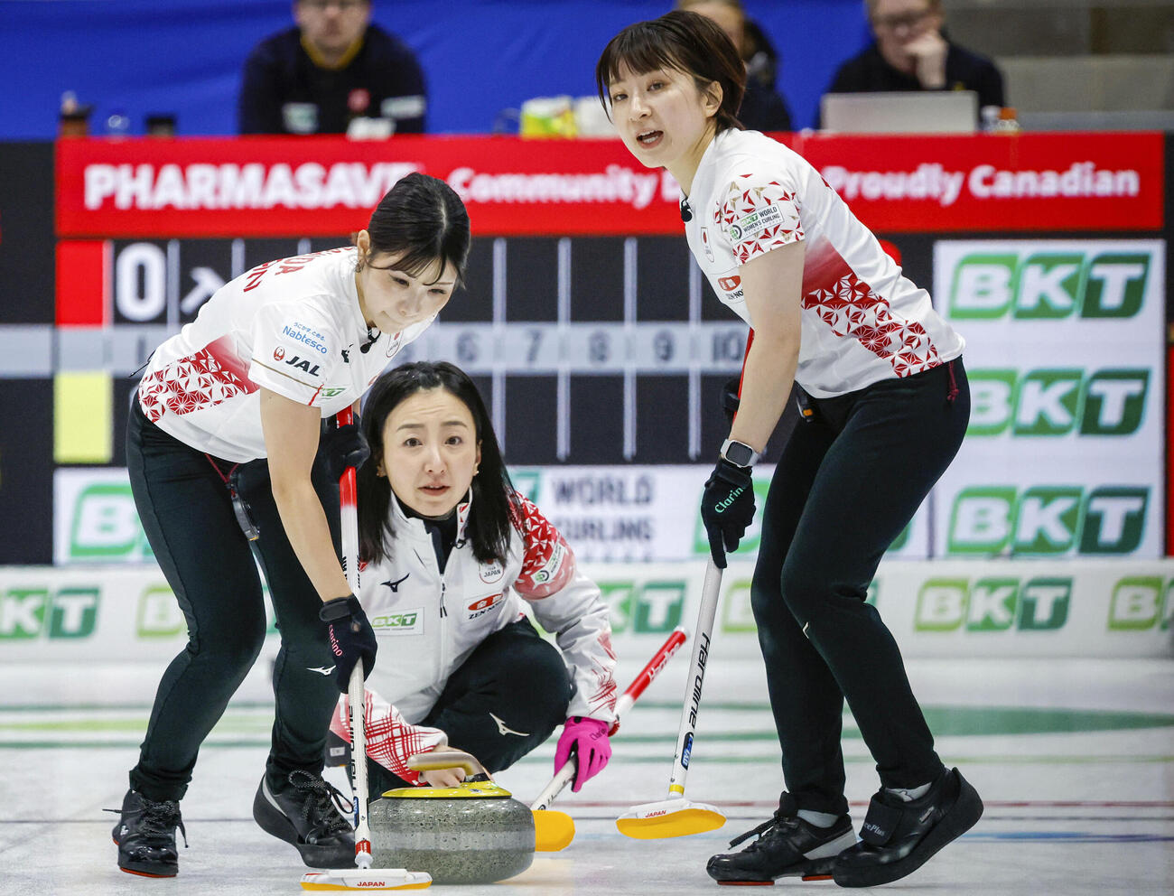 スウェーデンとの3位決定戦でショットを放つロコ・ソラーレの藤沢五月（中央）＝カルガリー（カナディアンプレス提供・AP＝共同）