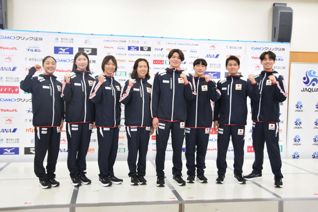 会見に出席した競泳日本代表。左から成田、池江、鈴木、梶本、松下、大橋、田渕、村佐（撮影・泉光太郎）