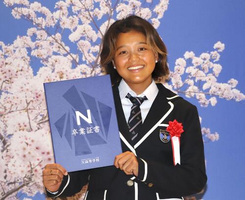 サーフィン】池田美来が卒業式出席「プロサーファー池田美来、という