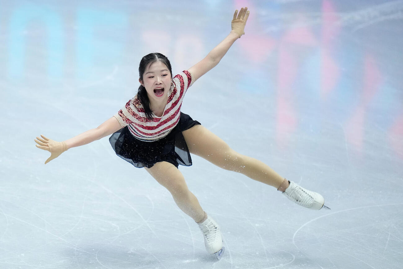 演技する中井亜美（AP）