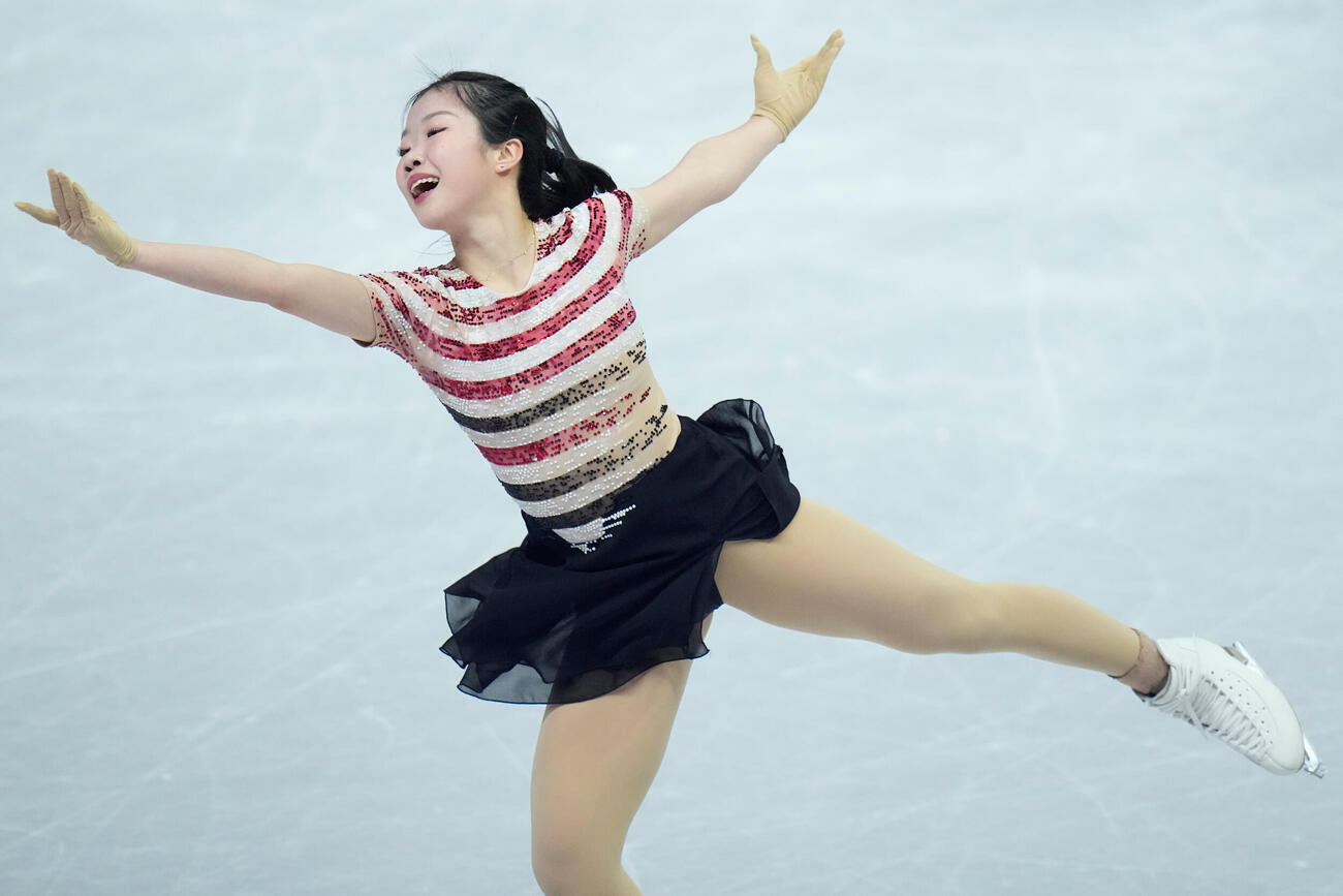 演技する中井亜美（AP）