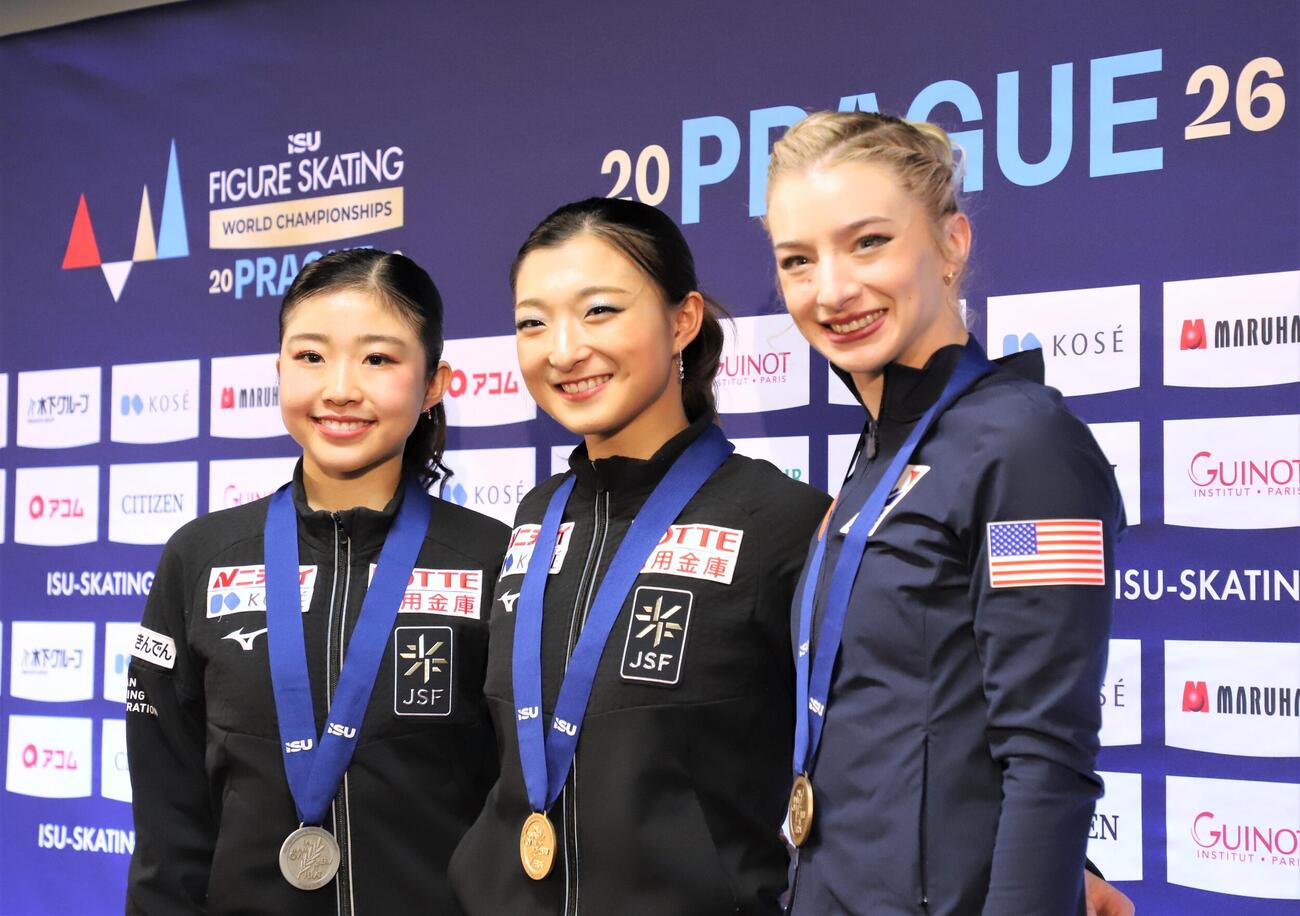 世界選手権女子SP後に記念撮影に応じる、左から千葉百音、坂本花織、アンバー・グレン（撮影・藤塚大輔）