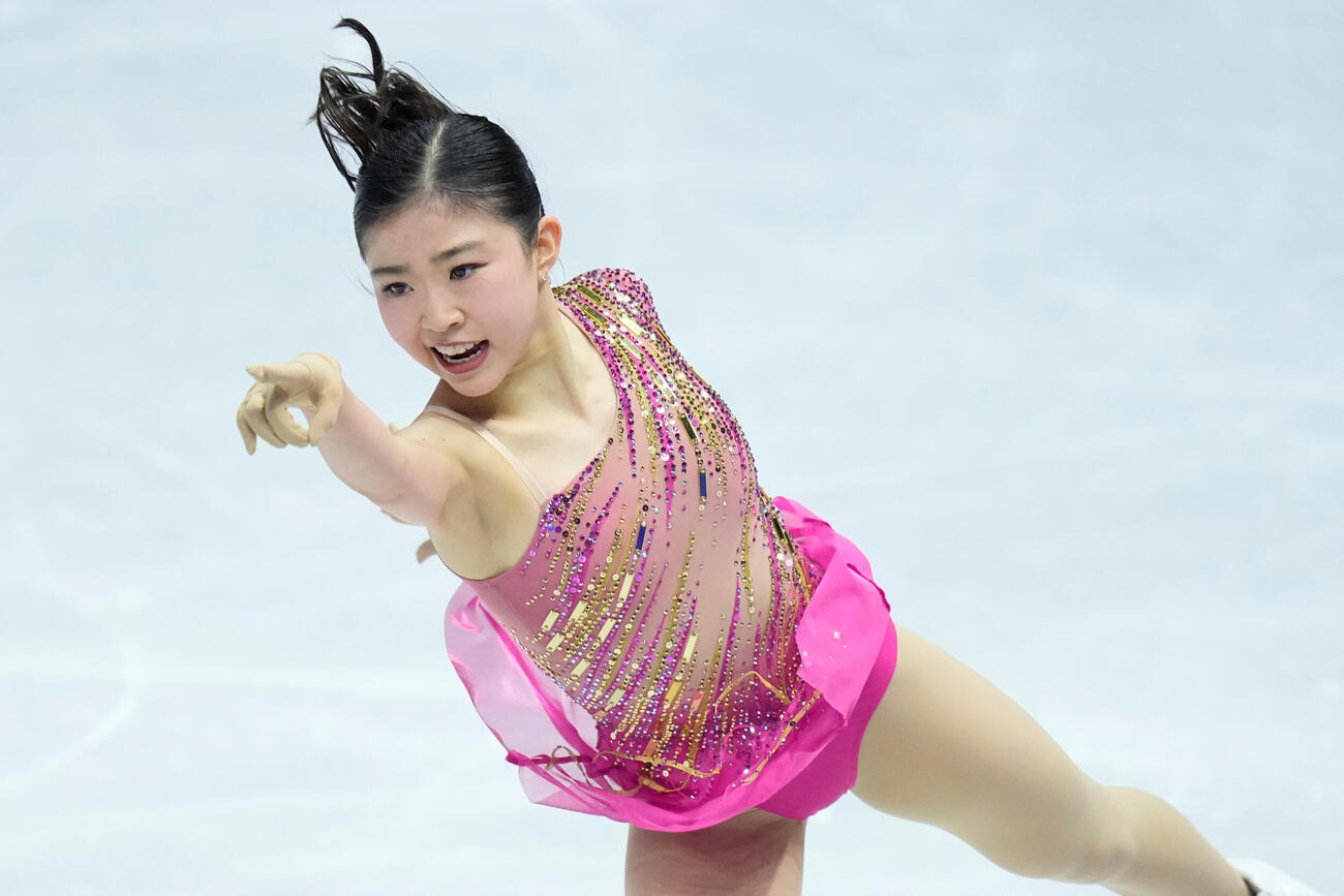 女子SPで演技する千葉百音（AP）
