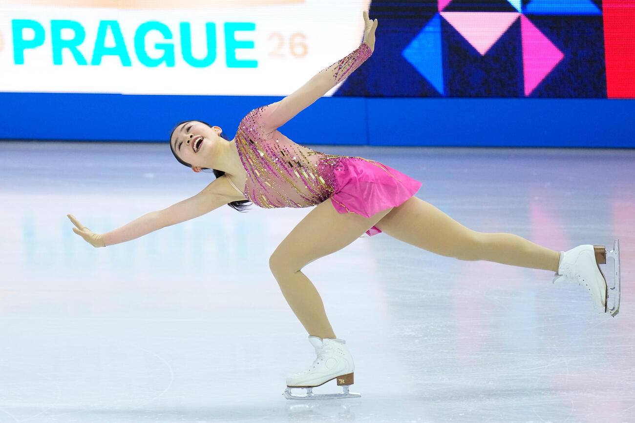 女子SPで演技する千葉百音（AP）