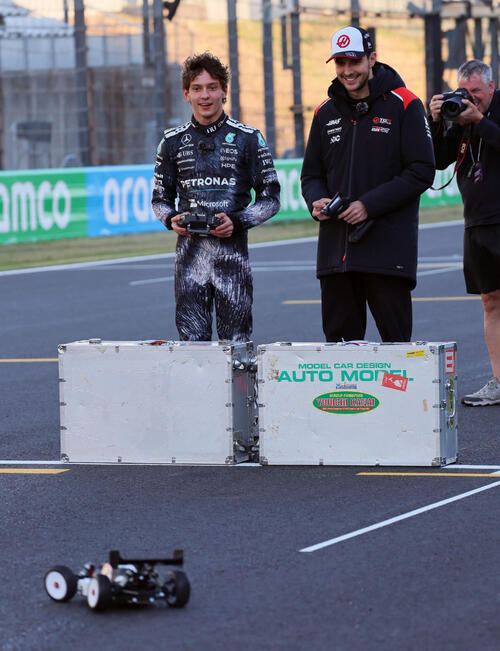 ホームストレートでラジコン対決する、メルセデスのアントネッリ（左）とハースF1のオコン（撮影・宮崎幸一）